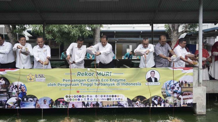 USK Aceh Ikut Pecahkan Rekor MURI Penuangan Cairan Eco Enzyme