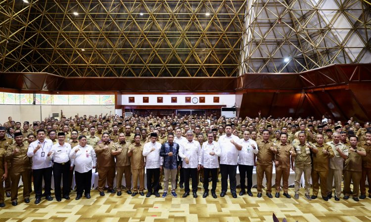 Penjabat Gubernur Aceh, Bustami, SE, M.Si., 
Rapat Kerja Camat Se-Aceh dalam rangka menyukseskan pelaksanaan PON XXI Aceh-Sumut 2024 dan Pilkada Tahun 2024, di Ajong Mon Mata Meuligoe Gubernur Aceh, Senin, 19/8/2024. Foto for Sagoetv
