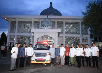 Pj Gubernur Aceh Serahkan  Ambulance untuk Gampong Pineung