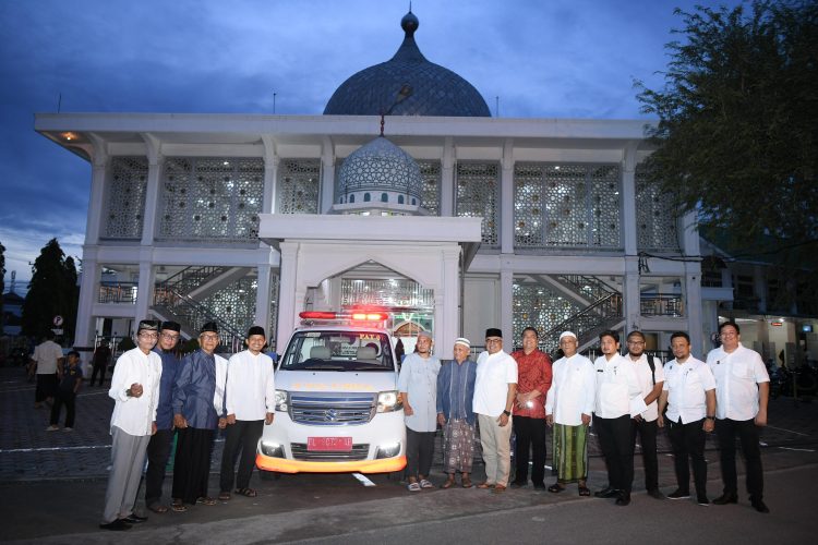Penjabat Gubernur Aceh Bustami Hamzah, menyerahkan 1 unit Ambulance kepada masyarakat Gampong Pineung, yang diterima oleh Keuchiek Gampong Pineung Arfil, di Masjid Darul Falah Gampong Pineung, Senin (19/8/2024). Foto: Dok