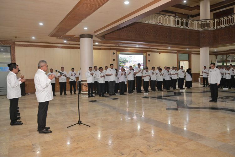 Penjabat Gubernur Aceh, Bustami memimpin apel pagi  yang diikuti seluruh Pejabat Eselon II, III dan IV di Lobi tengah  Kantor Gubernur, Senin, 19/8/2024. Foto for Sagoetv