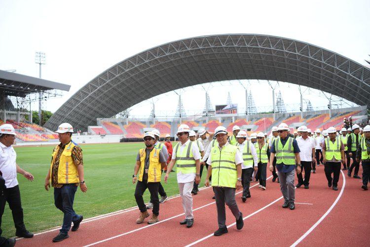Deputi V (Kemenko PMK) Republik Indonesia, Profesor Warsito, didampingi jabat Sekretaris Daerah Aceh, Azwardi, meninjau Venue PON pelaksanaan XXI di komplek stadion harapan bangsa, Jumat 23/08/2023