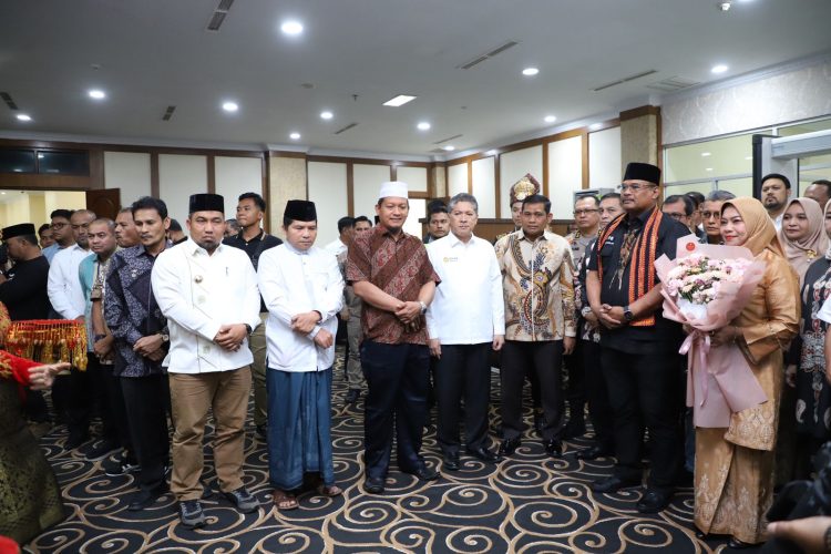 Pj Bupati Aceh Besar Muhammad Iswanto menyambut kedatangan Penjabat (Pj) Gubernur Aceh Dr. Drs. Safrizal ZA, M Si berserta Istri Ny. Safriati, SSi, M.Si, bertempat di Ruang VVIP Bandara Sultan Iskandar Muda (SIM), Kecamatan Blang Bintang, Aceh Besar, Sabtu (24/08/2024). Foto for Sagoetv.com