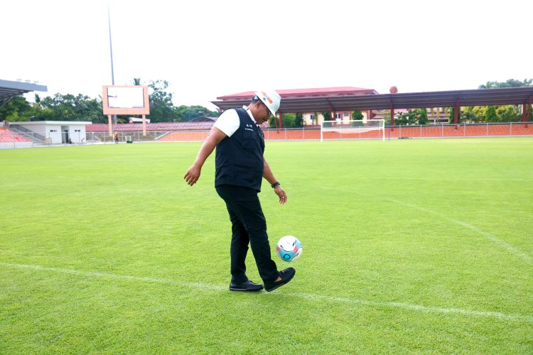 Penjabat Gubernur Aceh Dr. H. Safrizal ZA, M.Si., mencoba menendang bola untuk menguji rumput  stadion Haji Dimurthala Banda Aceh salah satu venue untuk perhelatan PON XII Wilayah Aceh, Minggu, 25/8/2024. Foto for SAGOETV.COM