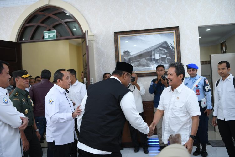 Pj. Gubernur Aceh, Dr. H. Safrizal ZA, M.Si., menyambut kedatangan Menteri Kelautan dan Perikanan Republik Indonesia, Sakti Wahyu Trenggono di Bandara Internasional Sultan Iskandar Muda (SIM) Senin, (26/8/2024). Foto for Sagoetv.com