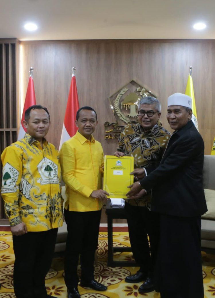 Ketua Umum Golkar Bahlil Lahadalia, menyerahkan B1-KWK kepada Bustami Hamzah dan Tu Sop. Minggu malam (25/8/2024). Foto for Sagoetv.com