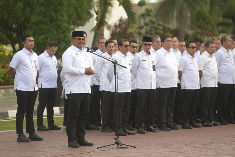 Penjabat Gubernur Aceh, memimpin apel pagi  yang diikuti seluruh Pejabat Eselon II, III dan IV di  Kantor Gubernur, Senin, 26/8/2024. Foto for Sagoetv.com