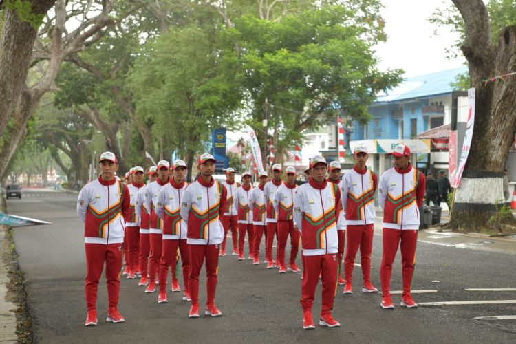 Penjabat Walikota Sabang, Andri Nourman, Forkopimda Kota Sabang menyerahkan api kirab PON kepada tim pelari, di Kota Sabang, Selasa 27/08/2024. Api tersebut nantinya akan diarak mengelilingi seluruh kabupaten/kota se Aceh, Selasa, 27/08/2024. Foto for sagoetv.com