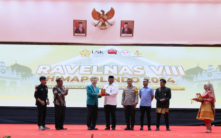 Pj Gubernur Aceh Safrizal Menjadi Keynote Speaker pada Kegiatan "Rapat Evaluasi Nasional Himpunan Mahasiswa Ilmu Politik Indonesia ke VIII" di Geudung AAC Dayan Daud USK, Selasa 27 Agustus 2024. Foto for Sagoetv.com