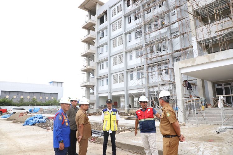Pj Bupati Aceh Besar Muhammad Iswanto SSTP MM didampingi Kalaksa BPBD Aceh Besar Ridwan Jamil SSos MSi, Kadisparpora Aceh Besar Abdullah SSos, serta Kabag Prokopim Sekda Aceh Besar Imam Munandar STP, meninjau Wisma Atlet Dayung atau Rumah Susun ASN PUPR di Ingin Jaya, Aceh Besar, Selasa (27/8/2024). Foto for sagoetv.com