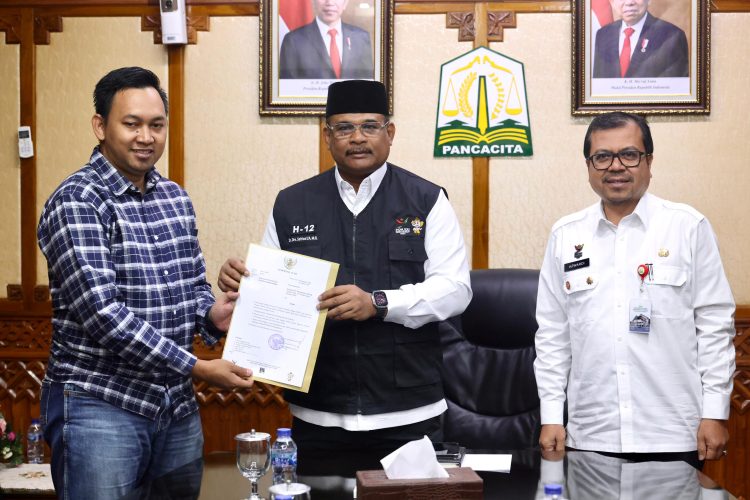 Penjabat Gubernur Aceh Dr. H. Safrizal ZA, M.Si., didampingi Plh Sekretaris Daerah Aceh Azwardi AP, M.Si., memanggil kontraktor penangung jawab pembangunan Stadion Harapan Bangsa Banda Aceh, untuk membuat klarifikasi serta permohonan maaf terkait kehadiran Mbak Rara sebagai pawang hujan dalam SHB, di Ruang Rapat Gubernur Aceh, Rabu, 28/8/2024. Foto sagoetv.com