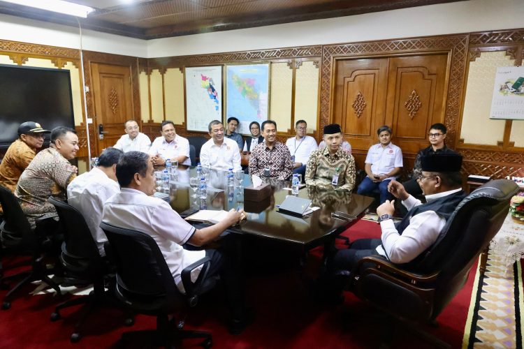 Penjabat Gubernur Aceh, Dr. H. Safrizal ZA, M.Si., menerima audiensi dari BP Tapera, terkait perumahan bagi ANS setta oembaruan data peserta tapera di Aceh, di Ruang Rapat Gubernur Aceh, Rabu, 28/8/2024. Foto for Sagoetv.com