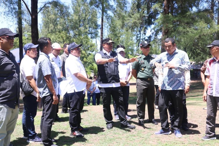 Penjabat Gubernur Aceh Dr. H. Safrizal ZA, M.Si., didampingi Brigjen TNI Ayi Supriatna, S.I.P., M.M., serta PJ Bupati Aceh Besar Muhammah Iswanto dan pejabat terkait lainnya, meninjau Venue PON XXI Aceh-Sumut 2024 Wilayah Aceh Cabor Woodball, di lapangan golf Lhoknga, Aceh Besar, kamis 29/ 8/2024. Foto for sagoetv.com
