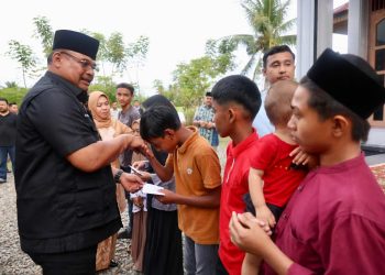 Pj Gubernur Aceh Safrizal Ziarah ke Makam Ayahnya di Gampong Reudeup