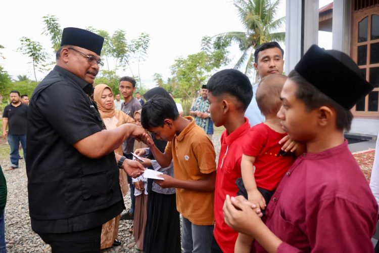 Pj Gubernur Aceh Safrizal Ziarah ke Makam Ayahnya di Gampong Reudeup