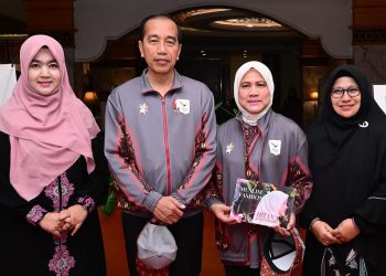 DWP UIN Ar-Raniry Serahkan Buku Muslim Fashion Iriana Joko Widodo kepada Ibu Negara