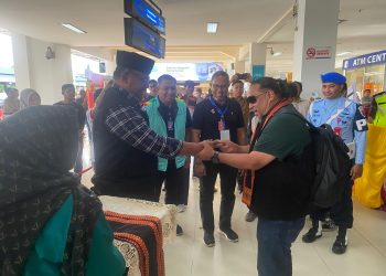 Pj Gubernur Safrizal Sambut Tim PON Papua Pengunungan di Bandara