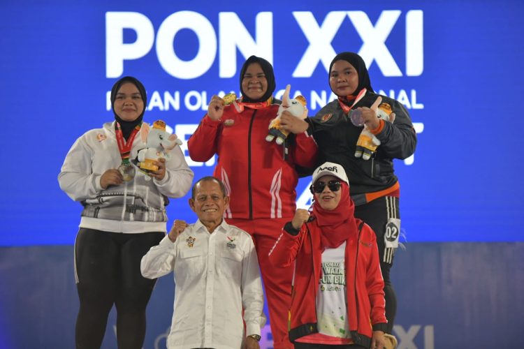 Nurul Akmal Sabet Emas Angkat Besi