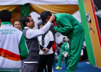 Plh Sekda Aceh Kalungkan Medali untuk Juara Panjat Tebing PON XXI Aceh-Sumut