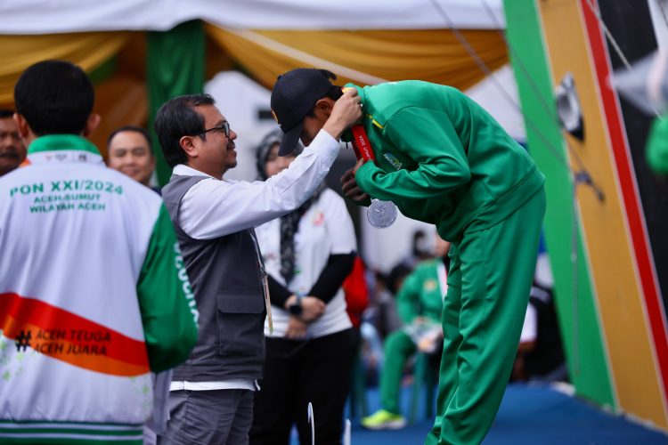 Plh Sekda Aceh Kalungkan Medali untuk Juara Panjat Tebing PON XXI Aceh-Sumut