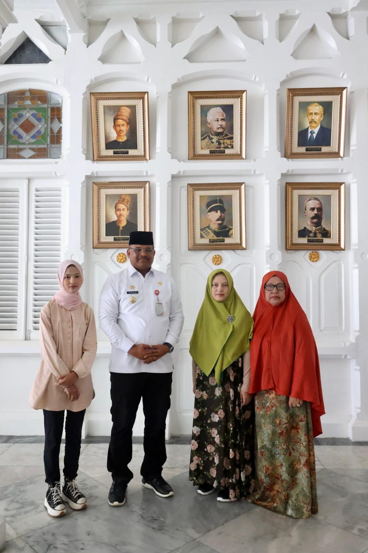 Pj Gubernur Safrizal Terima Ahli Waris Laksamana Malahayati