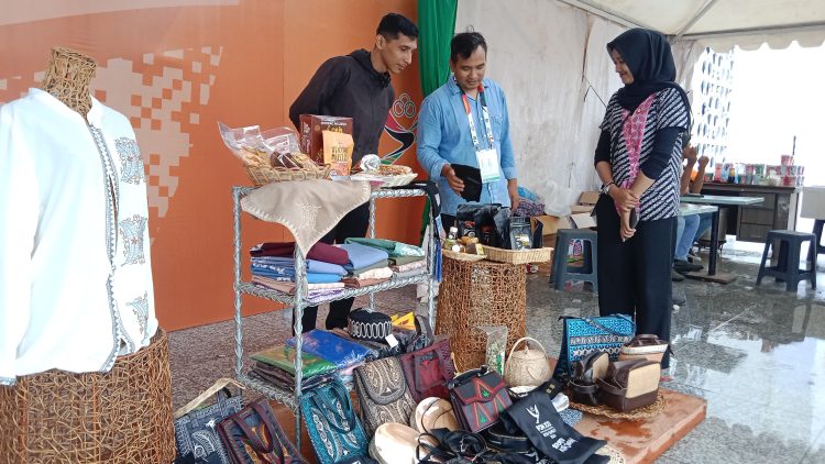 Produk UMKM Aceh Besar Laris Manis di Venue PON XXI Aceh – Sumut