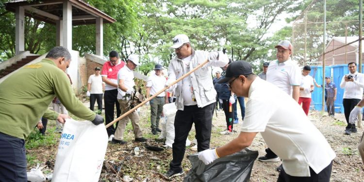 World Cleanup Day di Aceh, Pj Gubernur Ikut Bersihkan Sampah Stadion Harapan Bangsa