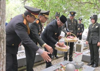 Ziarah Nasional HUT ke-79 TNI, Pj Gubernur Aceh Tabur Bunga di Makam Pahlawan