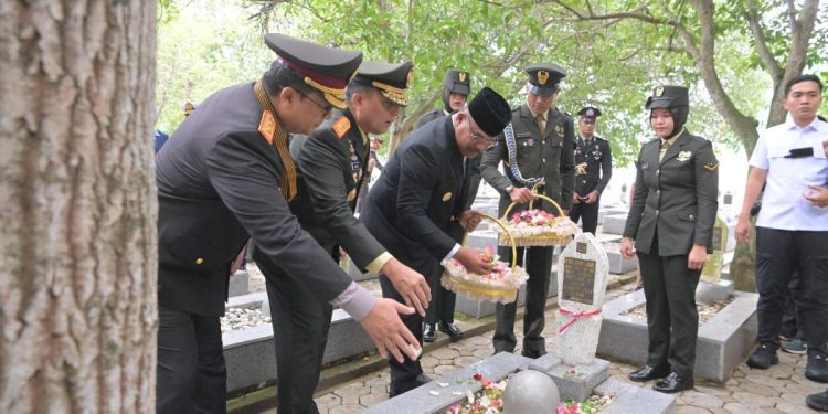 Ziarah Nasional HUT ke-79 TNI, Pj Gubernur Aceh Tabur Bunga di Makam Pahlawan