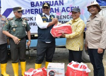 Pj Gubernur Aceh Tinjau Banjir Seruway, Serahkan Bantuan untuk Pengungsi