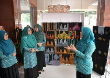 Istri Nelayan Pusong Curhat ke Istri Pj Gubernur