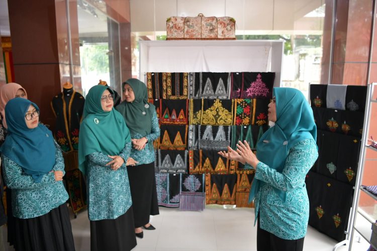 Istri Nelayan Pusong Curhat ke Istri Pj Gubernur