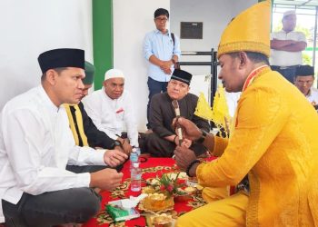 Dek Fadh Dapat Anugerah Siwah Pusaka Keturunan Raja Aceh
