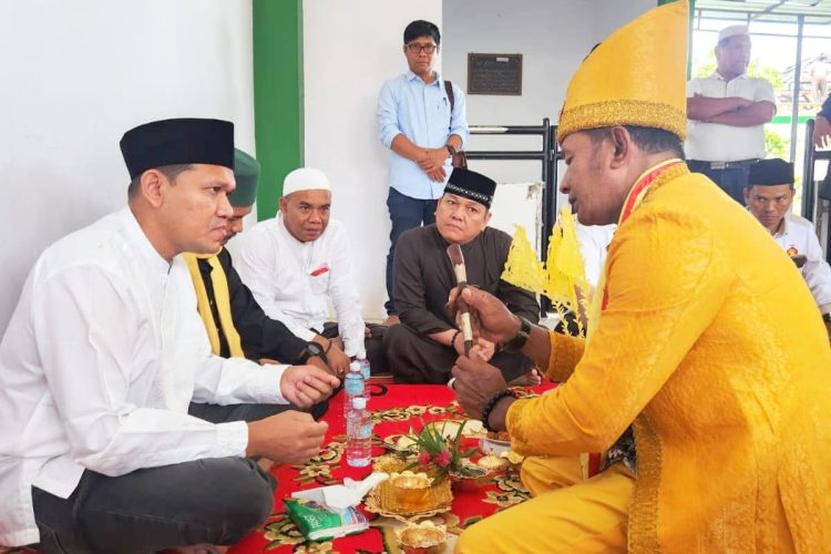 Dek Fadh Dapat Anugerah Siwah Pusaka Keturunan Raja Aceh