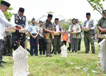 Pj Gubernur Safrizal dan Kepala BNPB RI Ziarah Kuburan Massal Tsunami