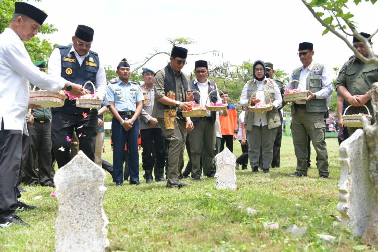 Pj Gubernur Safrizal dan Kepala BNPB RI Ziarah Kuburan Massal Tsunami
