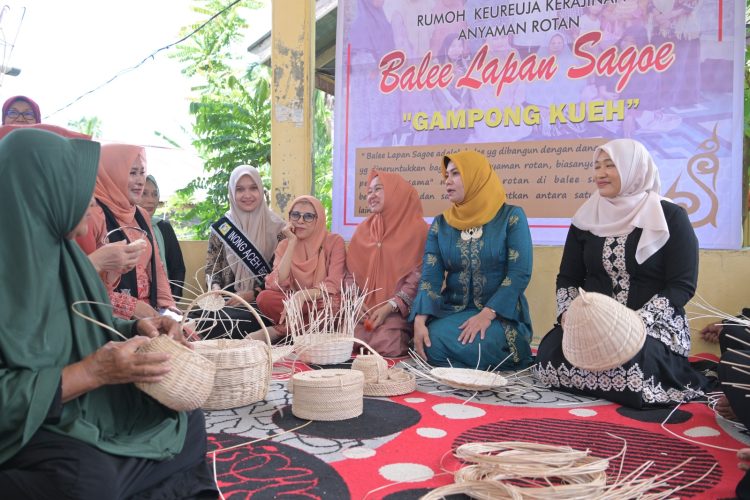 Dekranasda Aceh Apresiasi Pengrajin Rotan di Gampong Kueh Lhoknga