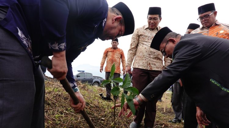ASN Kemenag Aceh Diajak Tanam Satu Pohon di Lahan Wakaf