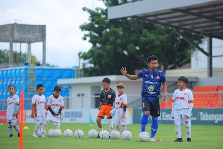 Puluhan Anak SSB Ikut Coaching Clinic Bareng Pegadaian dan Persiraja Banda Aceh