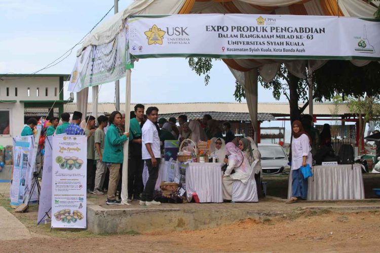 USK Gelar Bakti Sosial di Makam Syiah Kuala