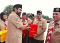 Diserahkan Muzakir Manaf, Rektor UIN Ar-Raniry Terima Penghargaan Lencana Pancawarsa