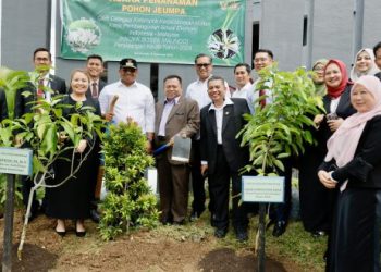 Pj Gubernur Aceh dan Ketua Delegasi Malaysia Tanam Pohon Jeumpa di Museum Tsunami