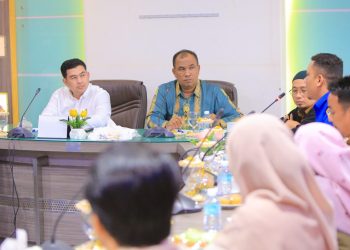 Almuniza saat menerima audiensi perwakilan pegawai kontrak yang belum mendapatkan kuota formasi dalam seleksi kompetensi Pegawai Pemerintah dengan Perjanjian Kerja (PPPK) tahap satu (kode R3), di ruang rapat Wali Kota Banda Aceh, Selasa (14/1/2025).