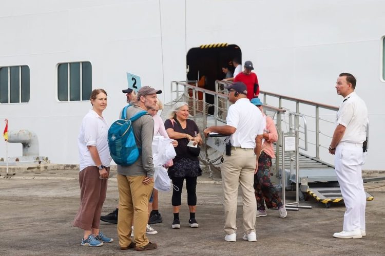 Kapal Pesiar Crystal Symphony Bawa Wisatawan Mancanegara Singgah di Sabang