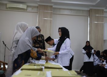 Kemenag Aceh Serahkan 184 SK Redistribusi Guru, Tegaskan Tak Ada Pungutan