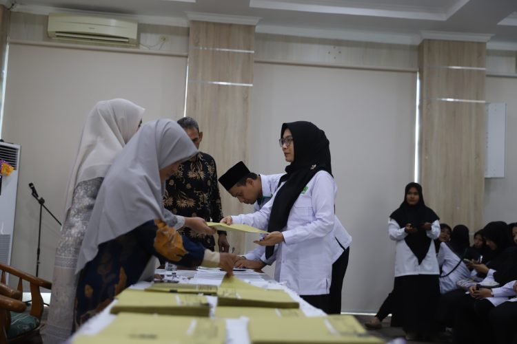 Kemenag Aceh Serahkan 184 SK Redistribusi Guru, Tegaskan Tak Ada Pungutan
