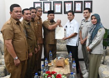 Pj Bupati Aceh Besar Terima 80 Sertifikat Elektronik dari BPN