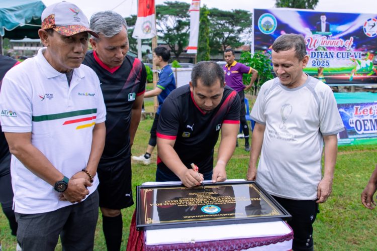 Pj Bupati Aceh Besar Resmi Buka Turnamen Sepakbola Oemar Diyan Cup VI