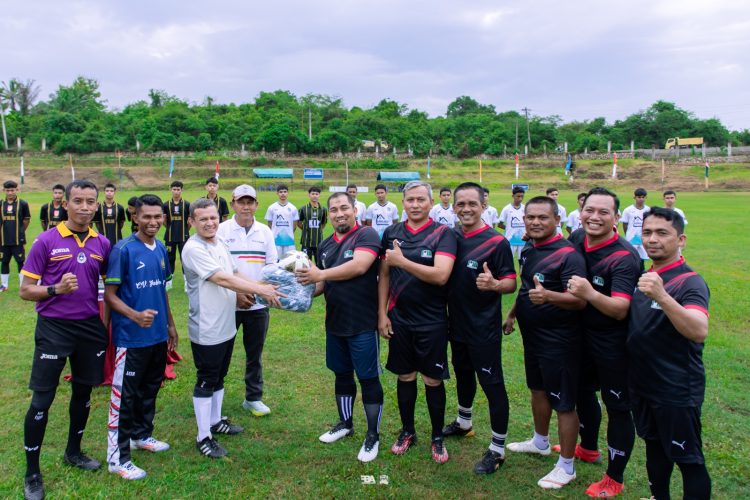 Laga Eksibisi Oemar Diyan FC dan Pemkab Aceh Besar FC