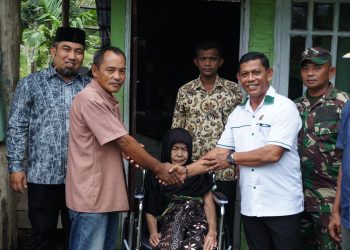 Pj Bupati Aceh Besar Serahkan Bantuan Kursi Roda untuk Nek Hamidah di Lamtamot